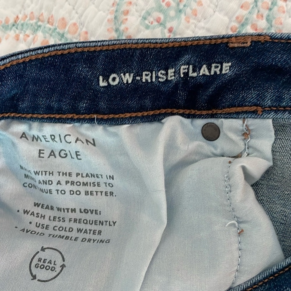 Excellent used pair of American Eagle jeans.